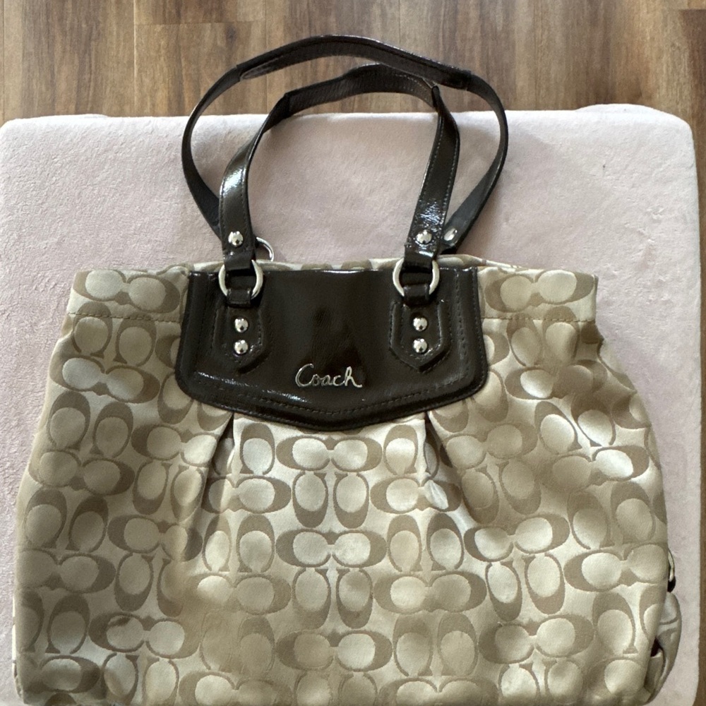 Coach 19244 Ashley Signature Carry
All Khaki/Mahogany